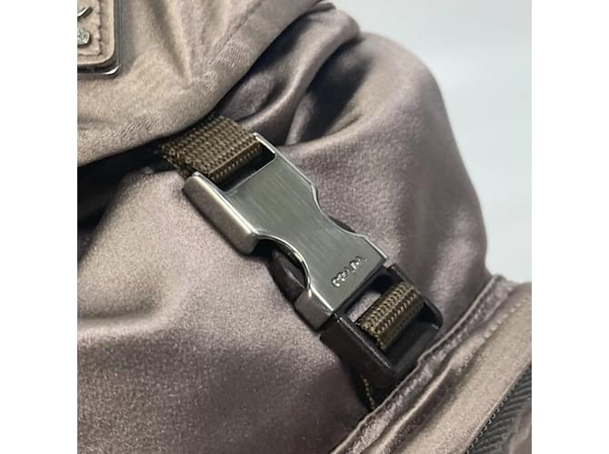 Prada Rucksack mit brauner Logo-Platte - Ansicht 11