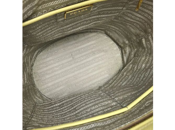 Borsa a spalla in pelle gialla Prada B2442B Giallo - vista 9