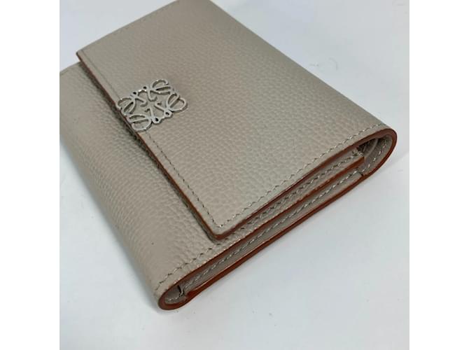 Billetera compacta trifold Loewe Beige - vista 5