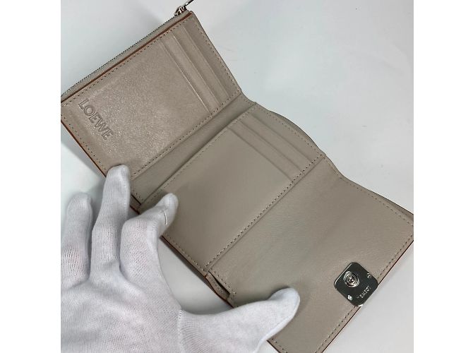Billetera compacta trifold Loewe Beige - vista 8