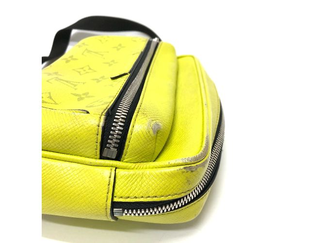 Borsa a tracolla Taigalama M30239 di Louis Vuitton Giallo - vista 11