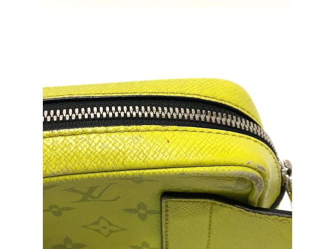Borsa a tracolla Taigalama M30239 di Louis Vuitton Giallo - vista 12