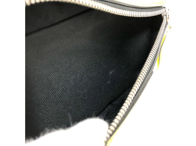 Borsa a tracolla Taigalama M30239 di Louis Vuitton Giallo - vista 15