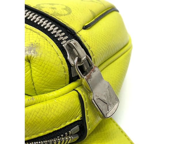 Borsa a tracolla Taigalama M30239 di Louis Vuitton Giallo - vista 3