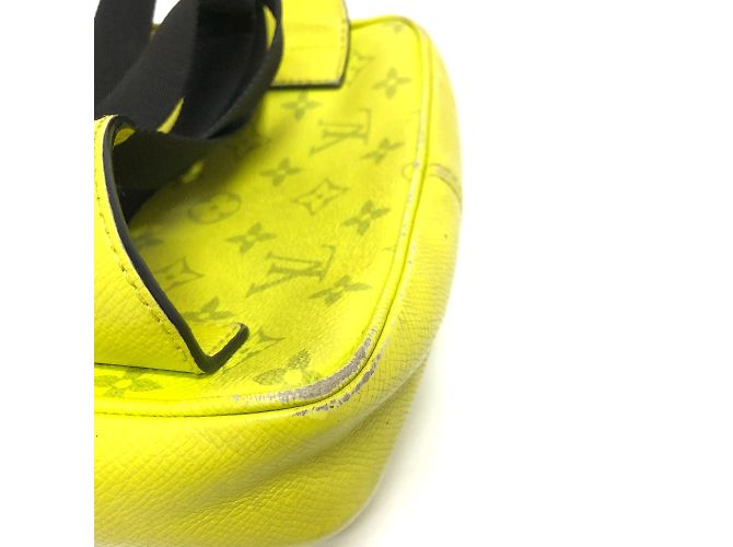 Borsa a tracolla Taigalama M30239 di Louis Vuitton Giallo - vista 4