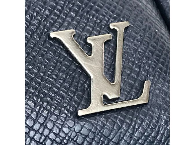Borsa a Spalla Louis Vuitton Taiga Blu navy - vista 4