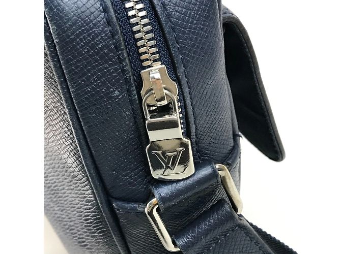 Borsa a Spalla Louis Vuitton Taiga Blu navy - vista 7