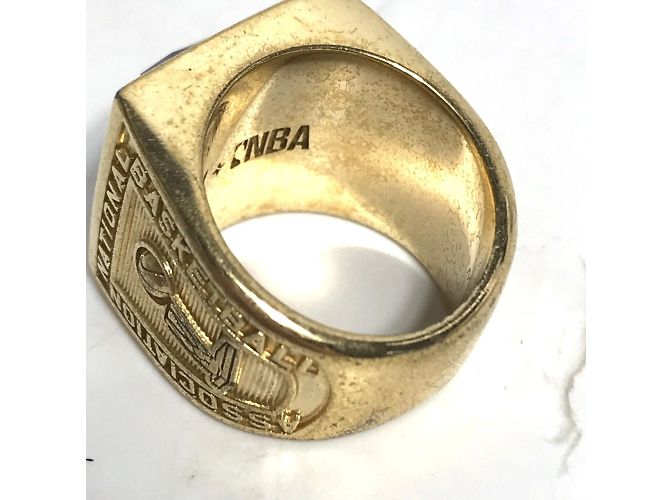 Anello di accessori Louis Vuitton MP2864 LV x NBA Porpora - vista 3