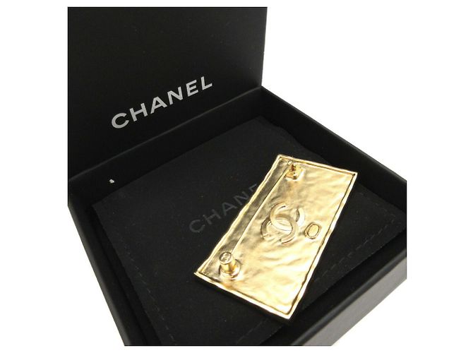 Spilla in pelle metallo nero oro Chanel A23S D'oro - vista 3