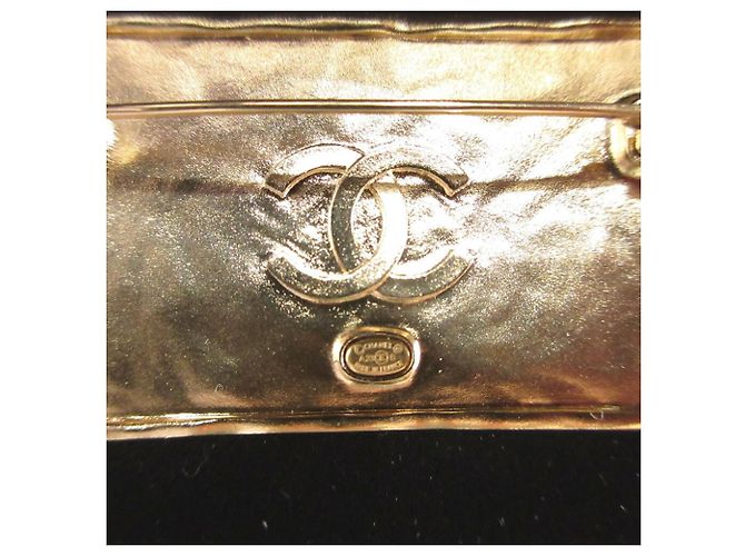 Spilla in pelle metallo nero oro Chanel A23S D'oro - vista 4