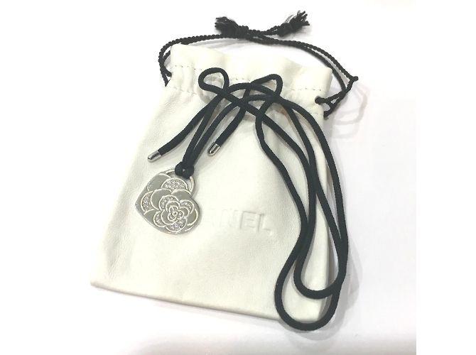 Collana Choker Camelia di Chanel Argento - vista 7