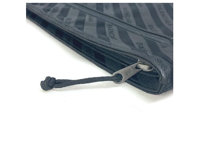 Schwarze Stoff-Clutch von Balenciaga - Ansicht 5