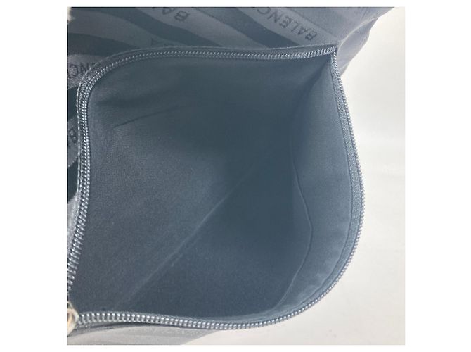 Schwarze Stoff-Clutch von Balenciaga - Ansicht 9