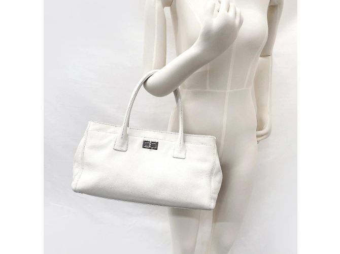 Executive Bolsa executiva Chanel em couro caviar branco - vista 13