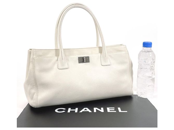 Executive Bolsa executiva Chanel em couro caviar branco - vista 2