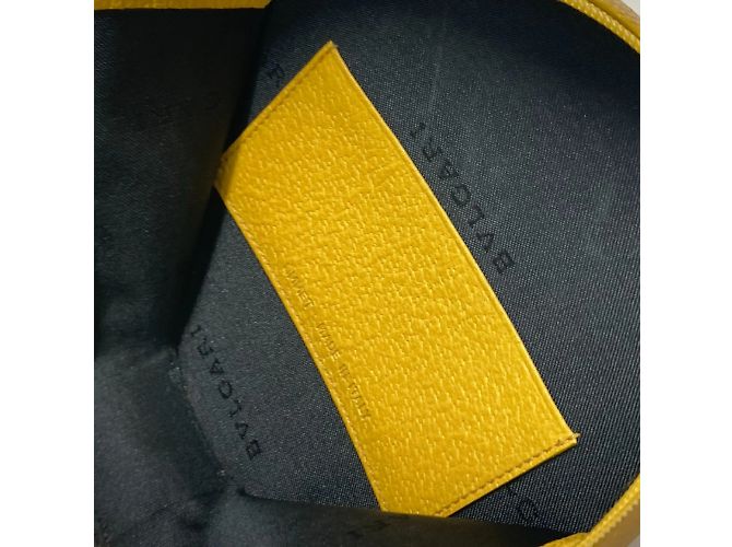 Bulgari Bvlgari Schultertasche aus gelbem Leder - Ansicht 10