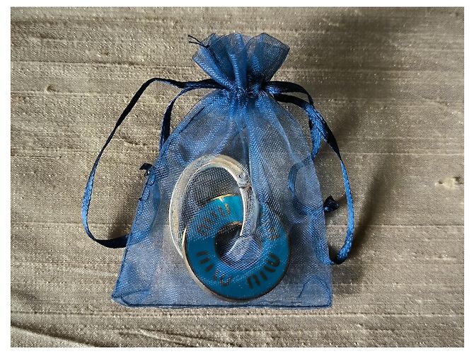 Miu Miu Charm per borsa in smalto blu e oro D'oro - vista 5