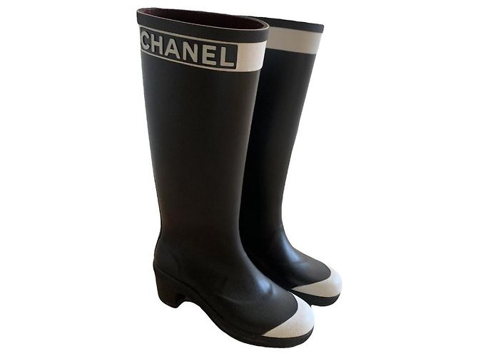 Botas altas Chanel Wellington de goma negro y blanco - vista 3