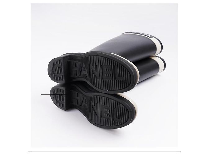 Botas altas Chanel Wellington de goma negro y blanco - vista 4