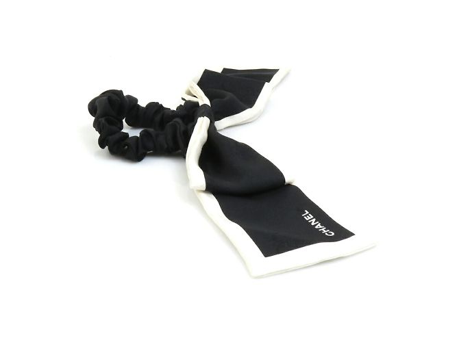 Scrunchie in seta Chanel in bianco e nero - vista 2