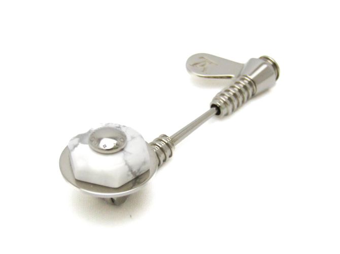 Spilla in metallo argento Louis Vuitton MP1317 - vista 2