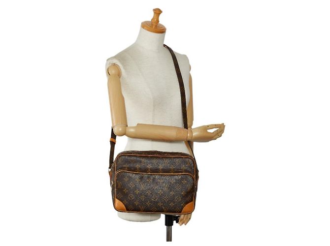 Bolsa de Ombro Monogram Nile da Louis Vuitton Marrom Monograma - vista 11