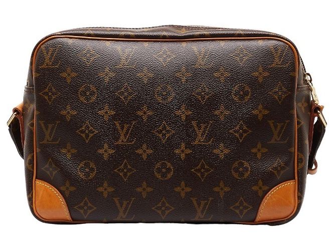Bolsa de Ombro Monogram Nile da Louis Vuitton Marrom Monograma - vista 3