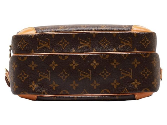 Bolsa de Ombro Monogram Nile da Louis Vuitton Marrom Monograma - vista 4