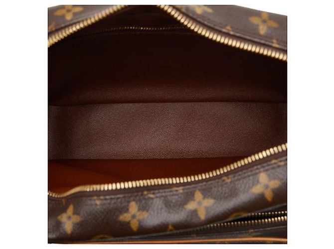 Bolsa de Ombro Monogram Nile da Louis Vuitton Marrom Monograma - vista 8