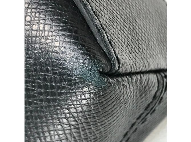 Bolso Tote Anton en Taiga Louis Vuitton Negro - vista 4