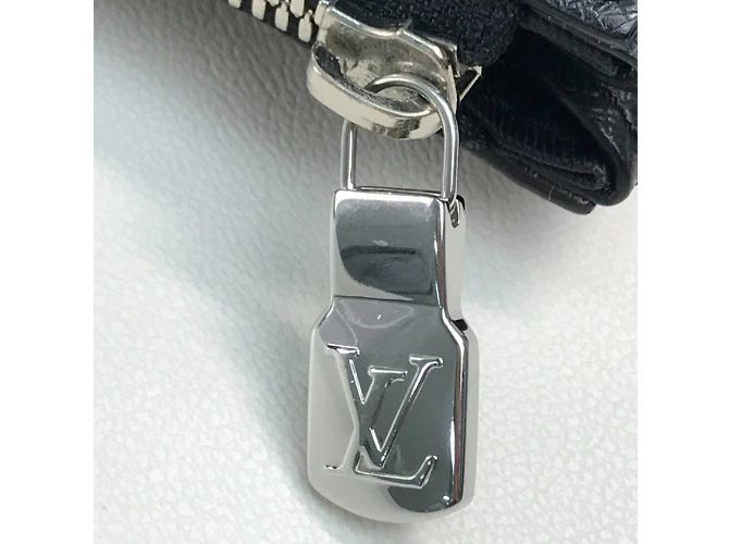 Bolso Tote Anton en Taiga Louis Vuitton Negro - vista 8