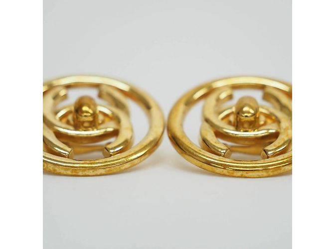Orecchini rotondi Coco Turnlock di Chanel D'oro - vista 2