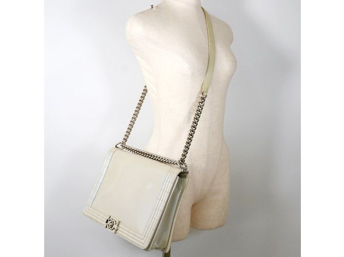 Borsa a spalla in pelle smaltata Chanel Boy Bianco - vista 10
