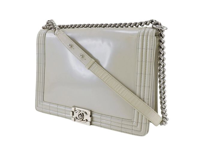 Borsa a spalla in pelle smaltata Chanel Boy Bianco - vista 2