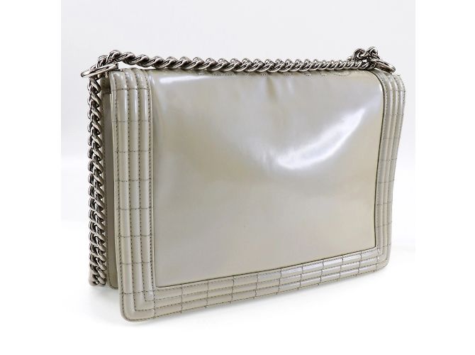 Borsa a spalla in pelle smaltata Chanel Boy Bianco - vista 3