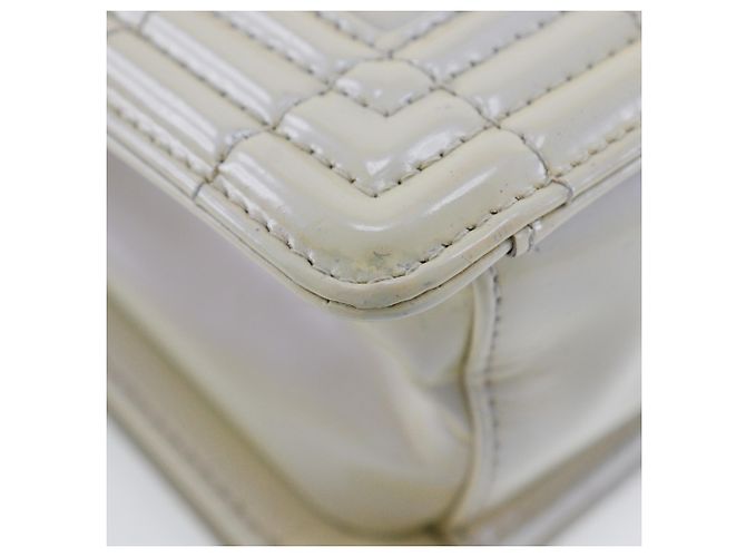 Borsa a spalla in pelle smaltata Chanel Boy Bianco - vista 4