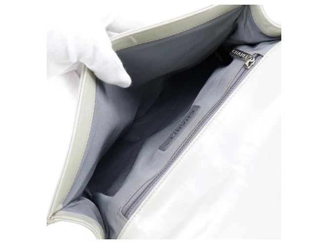 Borsa a spalla in pelle smaltata Chanel Boy Bianco - vista 5