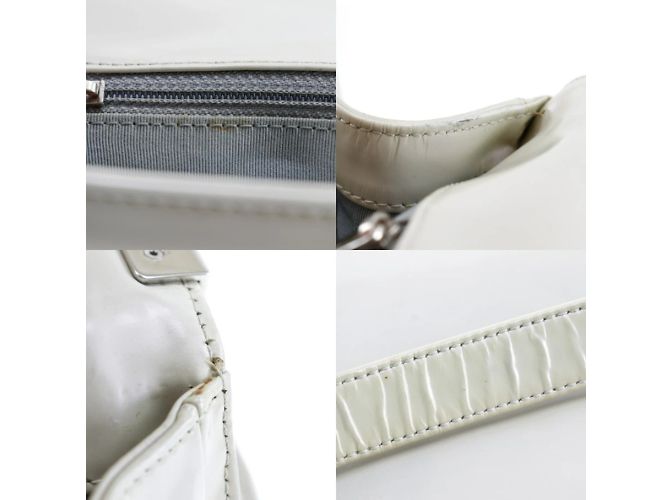 Borsa a spalla in pelle smaltata Chanel Boy Bianco - vista 7