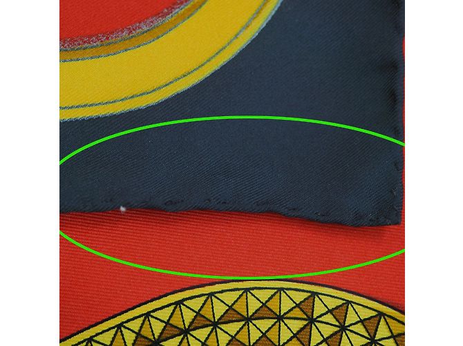 Bufanda de seda Hermès en negro y rojo Roja - vista 4