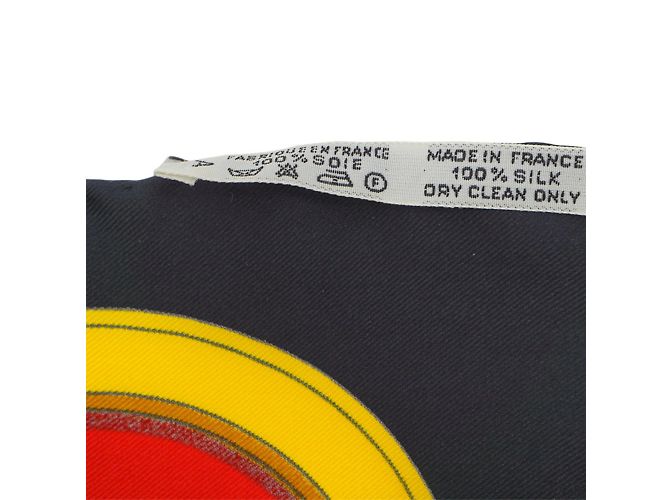 Bufanda de seda Hermès en negro y rojo Roja - vista 9