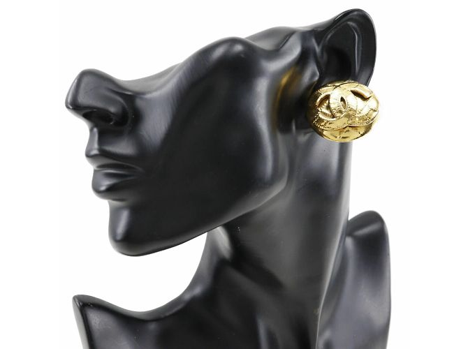 Orecchini matelassé in oro placcato vintage di Chanel - vista 2