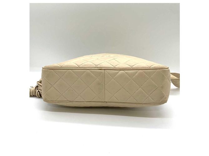 Borsa a spalla Chanel in pelle di agnello matelassé beige - vista 3