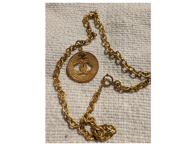 Collana Chanel 2cc8 in metallo dorato con pendente rotondo D'oro - vista 2