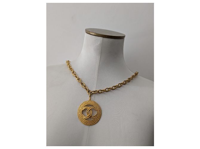 Collana Chanel 2cc8 in metallo dorato con pendente rotondo D'oro - vista 3