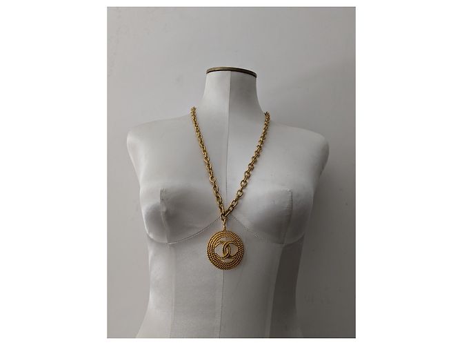 Collana Chanel 2cc8 in metallo dorato con pendente rotondo D'oro - vista 4