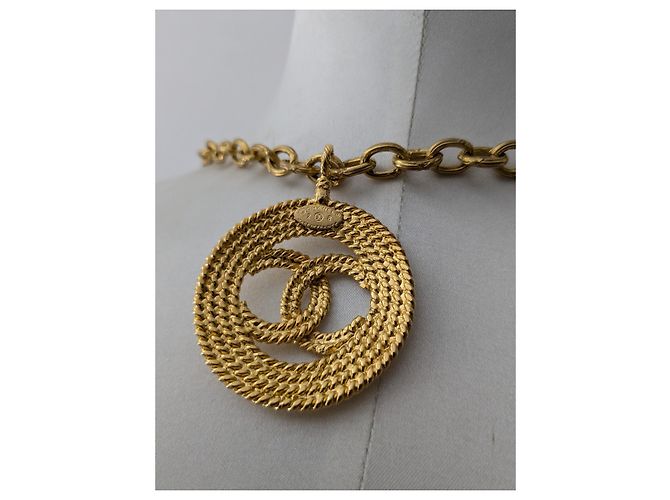 Collana Chanel 2cc8 in metallo dorato con pendente rotondo D'oro - vista 5