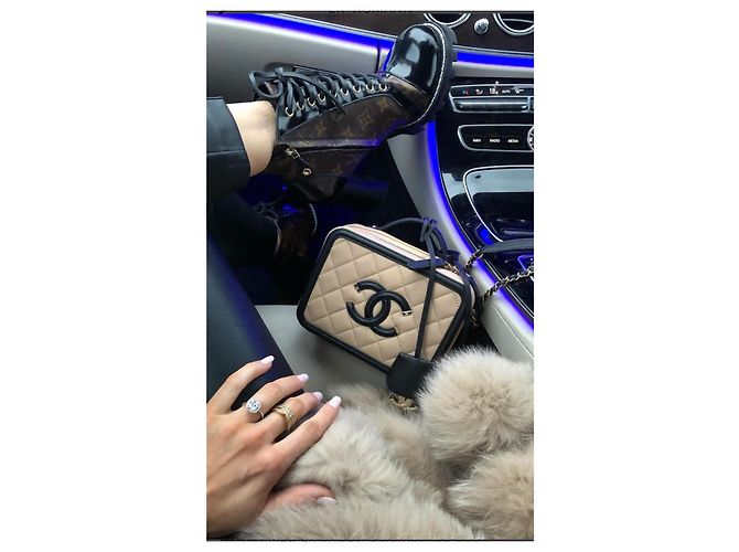 Vanity Beauty case Chanel beige in pelle con finiture dorate - vista 12