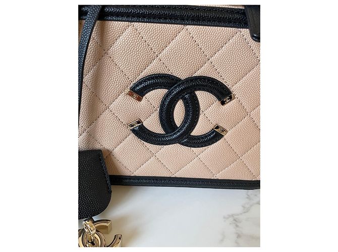 Vanity Beauty case Chanel beige in pelle con finiture dorate - vista 9