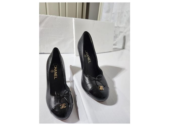 Escarpins en cuir et vernis CC à bout capuchon Chanel Noir Taille 36C - vue 11
