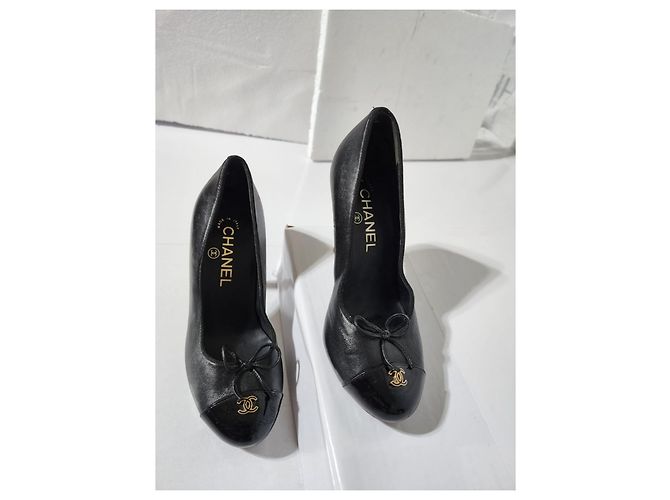 Escarpins en cuir et vernis CC à bout capuchon Chanel Noir Taille 36C - vue 12